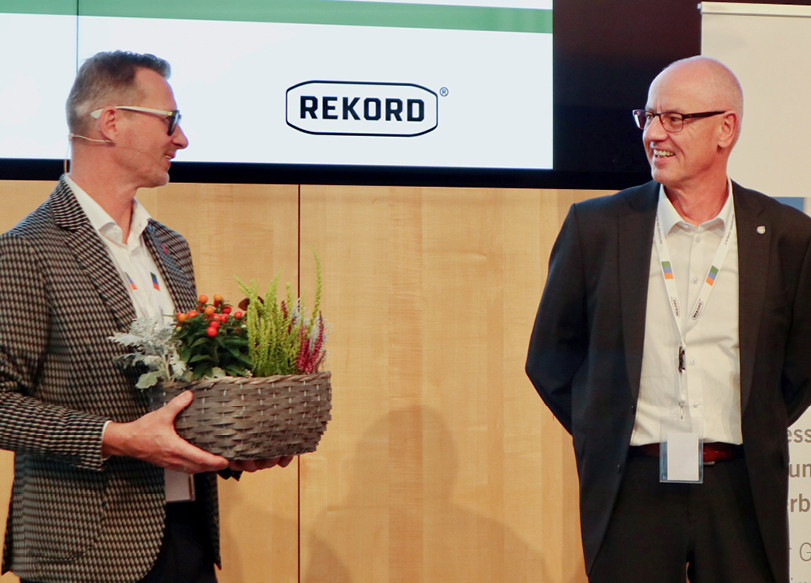 Ein Dank fürs langjährige Branchen-Engagement ging an den scheidenden Technik-Referenten Stefan Dziuba (rechts) vom Fachverband SHK Sachsen.