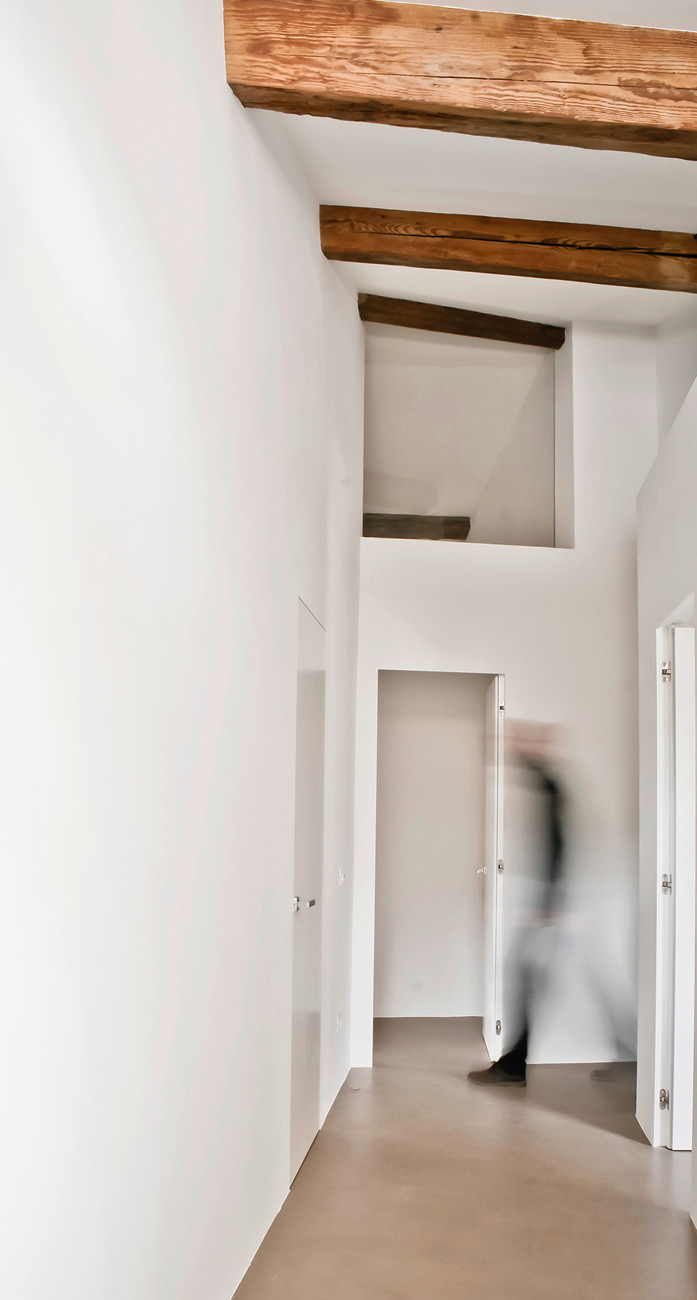 Überall in der Wohnung wurden die alten ­Deckenbalken sichtbar gelassen.