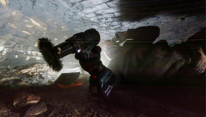 Mit Verlaub – eine Sauarbeit war das Entfernen von Ruß und losem Schutt an der Backofenauskleidung.