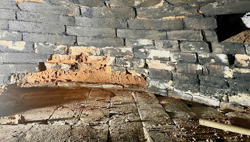 Ausgebrochenes Material im Backraum-Gewölbe wurde entferntt und mit frischem Mörtel verstrichen.