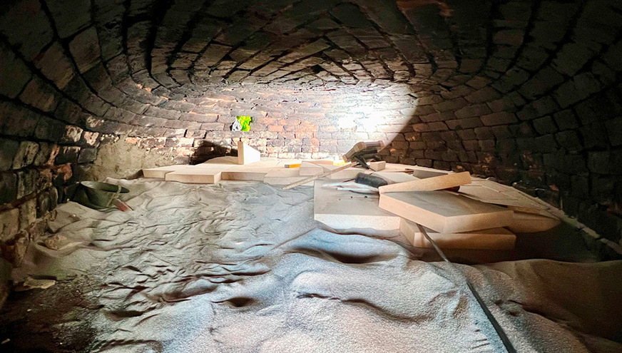 Rund 60 Zentimeter Kuppelhöhe über dem ursprünglichen Schamotteboden erlaubten es, dem Wunsch des Denkmalamtes zu entsprechen und einen neuen Schamotteboden, in Quarzsand gebettet, auf den ursprünglichen Boden aufzulegen.
