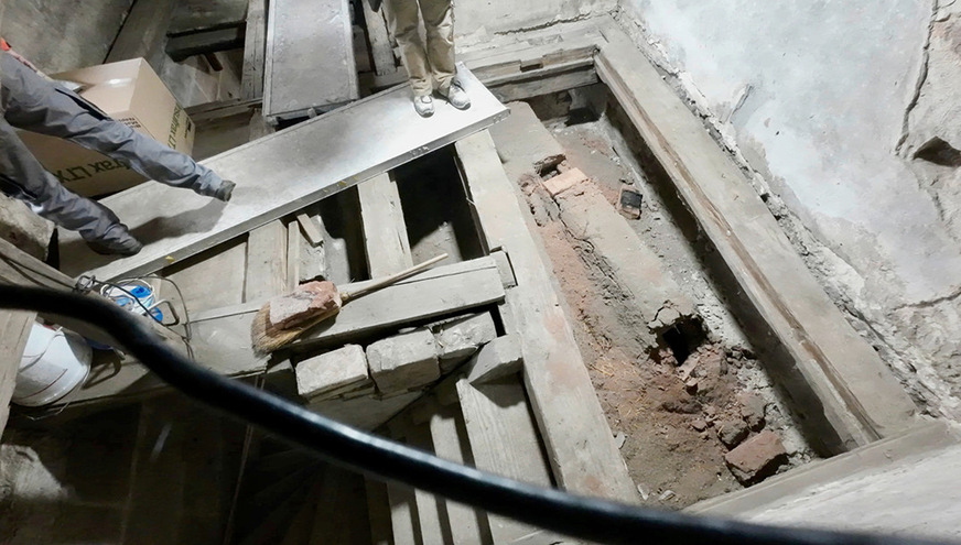 Aber auch oberhalb des Backraumgewölbes wartete noch jede Menge Arbeit auf den Backofenmeister und seine Helfer.