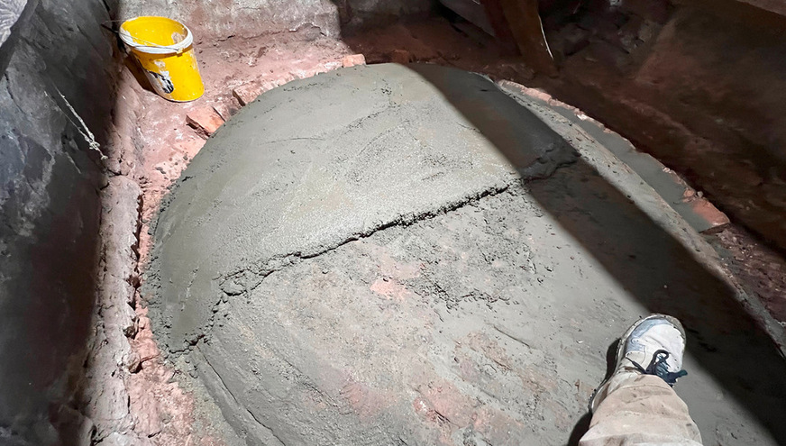 Ein frischer Mörtelverstrich schützt das Gewölbe jetzt.