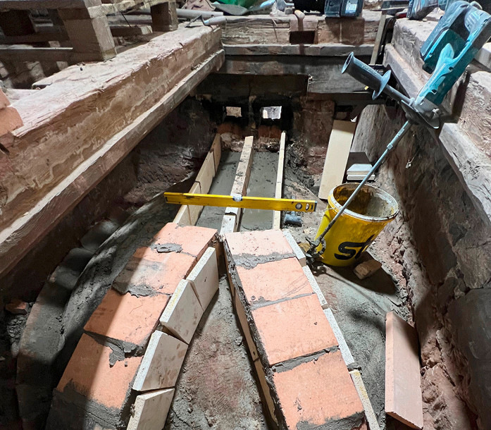 Auf diesem wurden zwei passend dimensionierte neue Deckenzüge aufgebracht und an den Schornstein geführt.