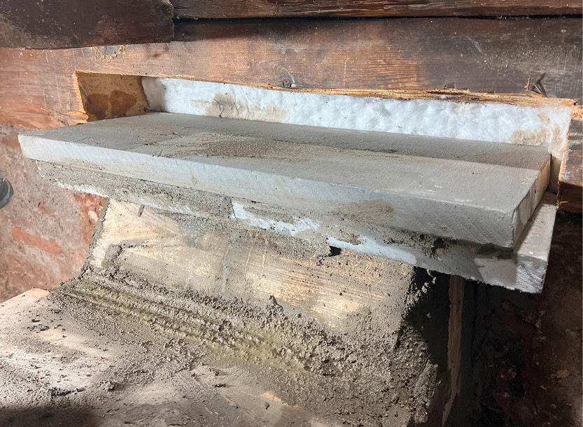 Dabei wurde der ursprünglich ungeschützt unmittelbar über dem Zug verlaufende Holzbalken ausgekehlt und mit Dämmmaterial und Luftspalt thermisch getrennt.