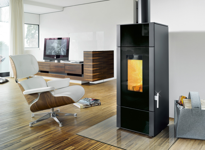 Als „Das Traumpaar“ sieht Wodtke die Kombination einer (Buderus-)Wärmepumpe beispielsweise mit dem wasserführenden Pellet-Kaminofen „Giro Black“.