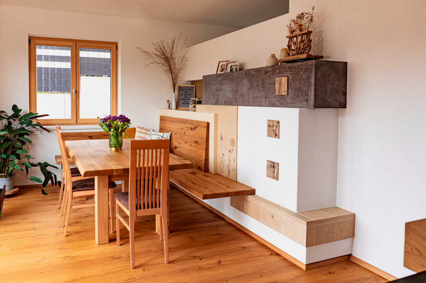 Ortner geht mit seinem hybriden Heizungsangebot einen interessanten eigenen Weg. Deren „Vestatherm“-Wärmepumpe bedient sich an kalten Tagen auch aus der Wärme, die der mit Ortner Komponenten gebaute Kachelofen zum Beispiel in eine Hypokauste liefert. Das erhöht die Effizienz der Wärmepumpe erheblich.