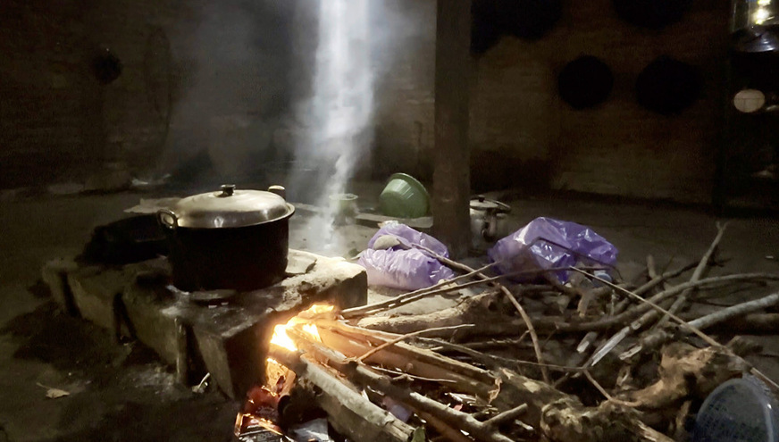 So sehen übliche holzbefeuerte Herde in Uganda heute aus. Einen Schornstein gibt es nicht, der Raum ist von Rauch erfüllt.