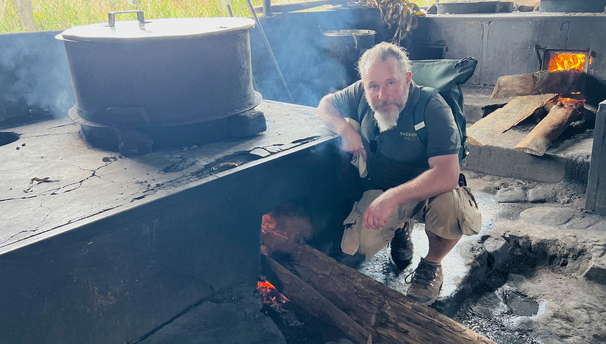 Man mag es immer kaum für möglich halten, aber in die Herde werden häufig ganze Baumstämme hineingeschoben, Stück für Stück, sodass immer die Spitze des Stamms abbrennt.
