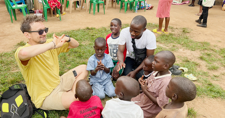 Verständigung klappt auch ohne Worte: In den Pausen scherzt Axel Götze mit den Kindern und zeigt ihnen Fingerübungen.
