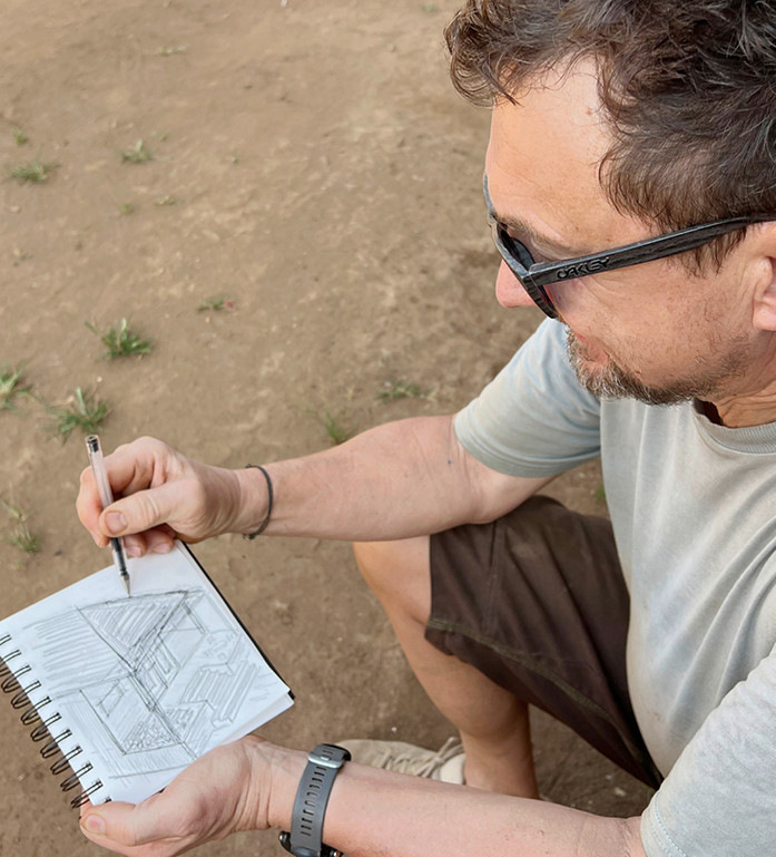 Axel Götze skizziert das Kinderhaus.