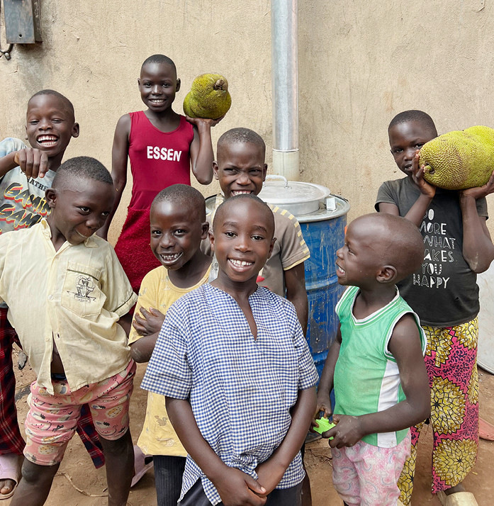 Teils schüchtern, teils kess, immer neugierig – so zeigen sich die Kinder den Ofenbauern.