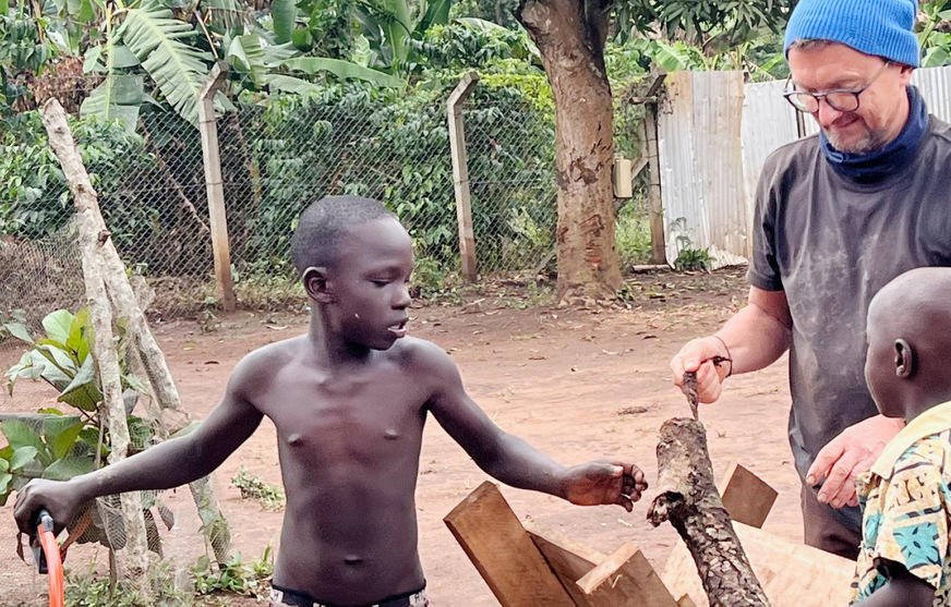Aus Neugier folgt Tatendrang: Auch die Kleinsten helfen motiviert mit.