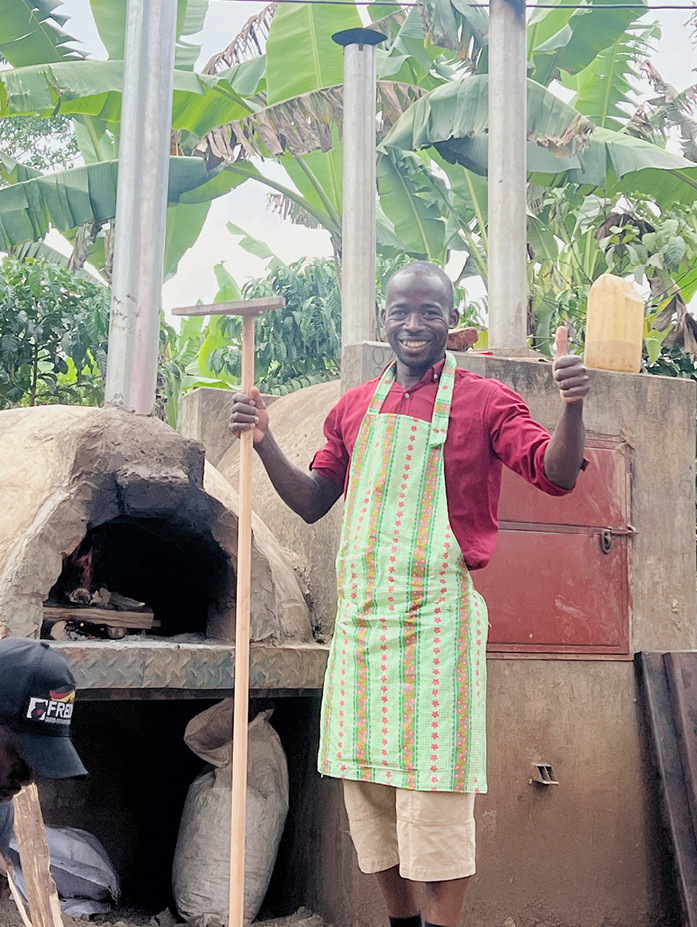 Vital Kwizera ist zufrieden – auch der Backofen funktioniert wie gewünscht.