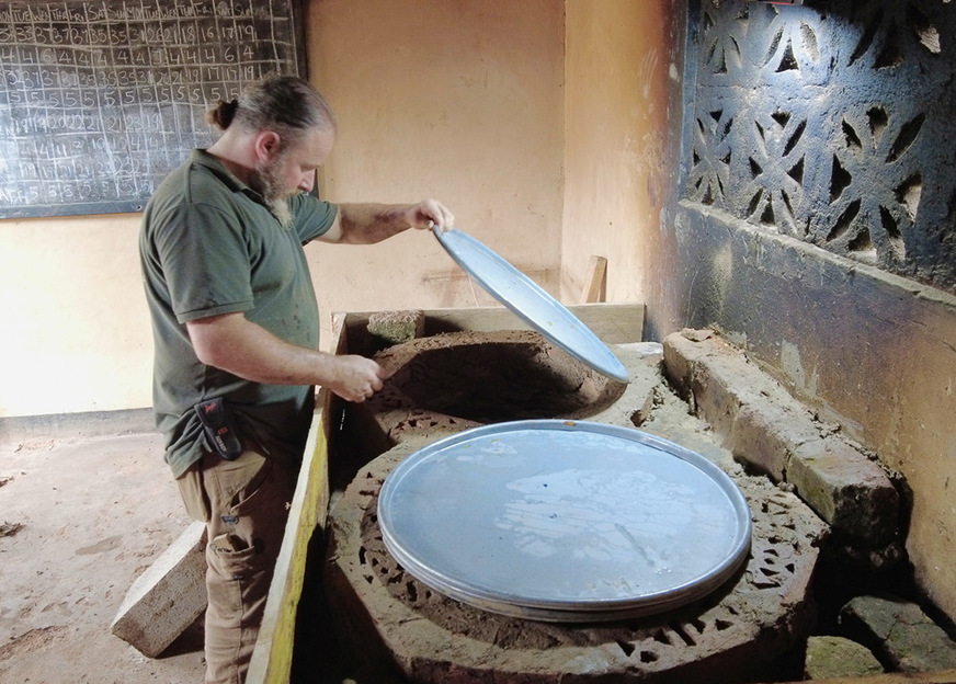 Alles nach Plan? Daniel Reisinger kontrolliert den Aufbau des neuen Herdofens.