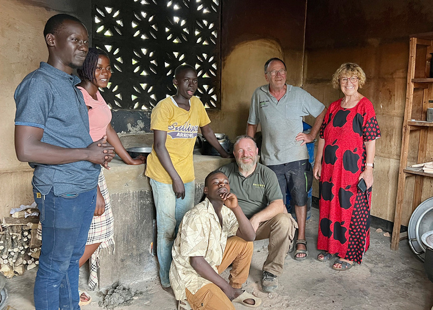 Der Herd ist fertig – Daniel Reisinger (Mittig, halb hockend) und ­Manfred und Monika Hiller (rechts, stehend) freuen sich mit der ­versammelten Mannschaft.