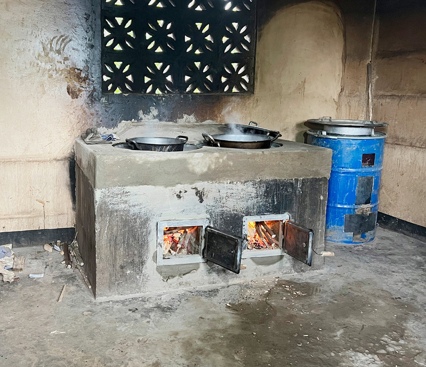 Der Herd brennt und zieht gut – dank außen geführtem Schornstein ohne Rauch im Raum.