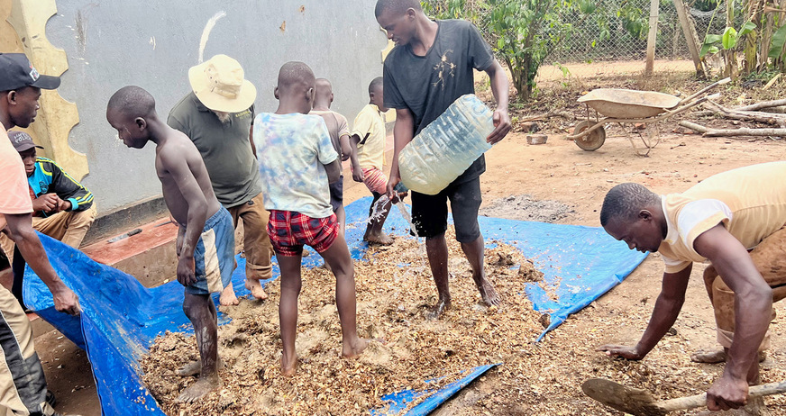 Zubereitung des Stampflehms für den Pizza-Backofen.