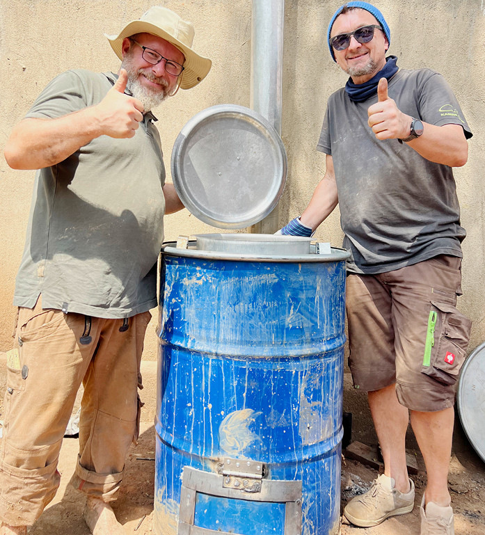Der mit Sägespänen befeuerte Pyrolyseofen aus einem Stahlfass.