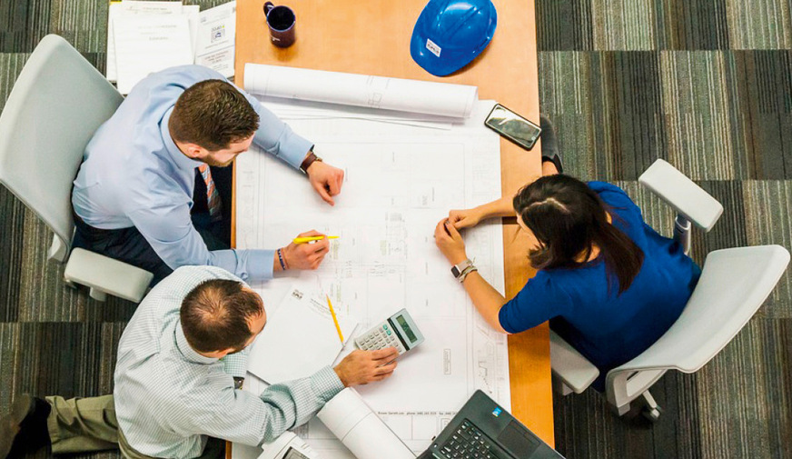 Bei Besprechungen sollte das Smartphone ausbleiben, viel wichtiger ist es, den anderen zuzuhören.