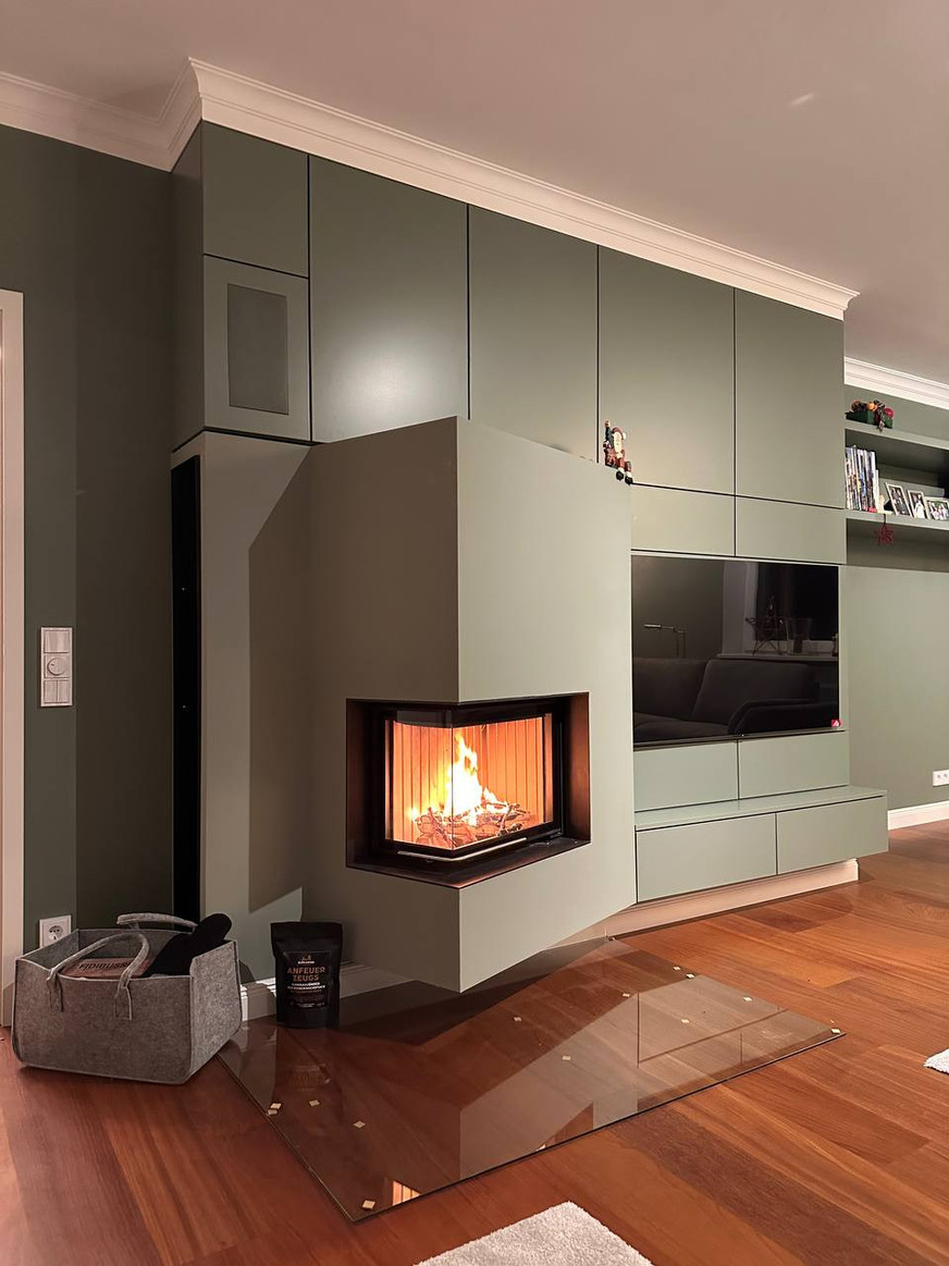 Minimalistischer Einbau-Kamin wird zum Blickfang einer Möbelwand