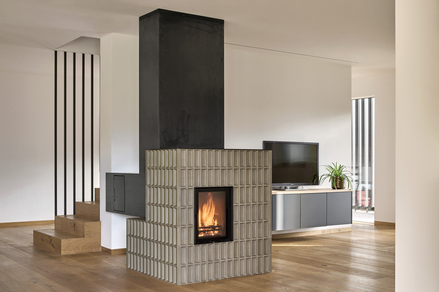 Zentrales Raumobjekt: Wärmequelle, Kochstelle und Möbelstück in einem.