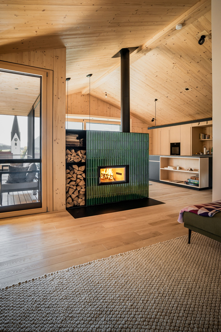 Smaragdgrünes Juwel im Holzhaus