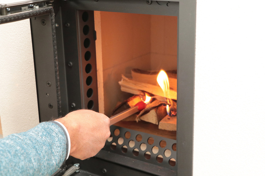 Nach zwei- bis dreiwöchiger, feuerloser Austrocknungszeit kann das Jungfernfeuer entfacht werden. Beim ersten Abbrand wird nur mit einer kleinen Menge Brennholz in zwei querverlaufenden Lagen aus mittelgroßem Hartholz angefeuert.