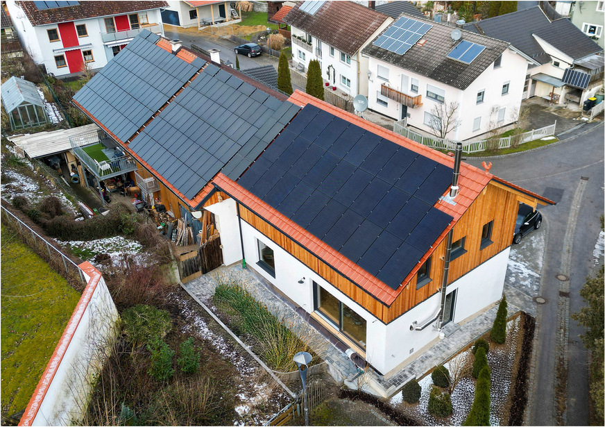 Eine Dachflächenseite ist vollständig mit Photovoltaik-Elementen ausgestattet und sorgt für einen hohen Autarkiegrad. Der energetisch hochmoderne Neubau nimmt architektonisch regionaltypische Elemente auf.