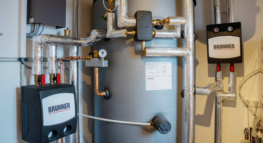 Der Haustechnikraum ist der „Hub“, in dem alles zusammenfließt und aus dem die Wärme auch wieder ins Haus verteilt wird. Überschussstrom aus der PV-Anlage wird über einen elektrischen Heizstab im Speicher eingespeichert, beziehungsweise kann damit unabhängig vom Ofen auch ein höherer Wärmebedarf ­gedeckt werden.