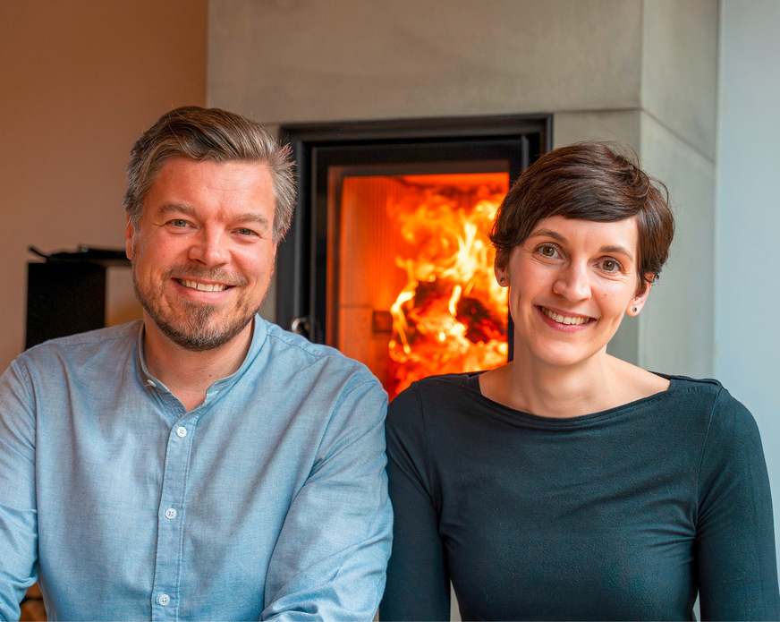 Johanna und Alexander sind glücklich mit ihrer PV-Anlage.