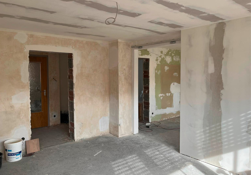 ￼ Der Aufstellraum während der Sanierungsarbeiten. Rechts ­neben dem Schornstein: der bereits erfolgte Wanddurchbruch zur Küche.