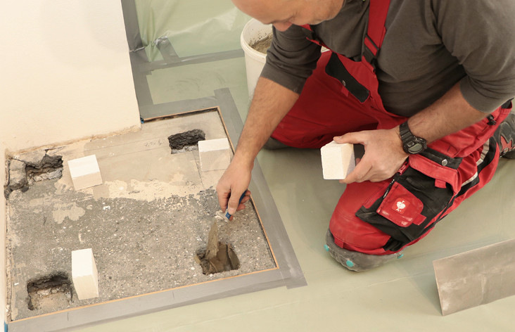 Tatsächlich hatte man seinerzeit Dämmplatten aus Styropor verbaut. Diese wurden im Bereich der 10 × 10 cm großen Kontrollbohrungen entfernt und durch passgenau zugeschnittene, druckunempfindliche Porenbetonsteine ersetzt.