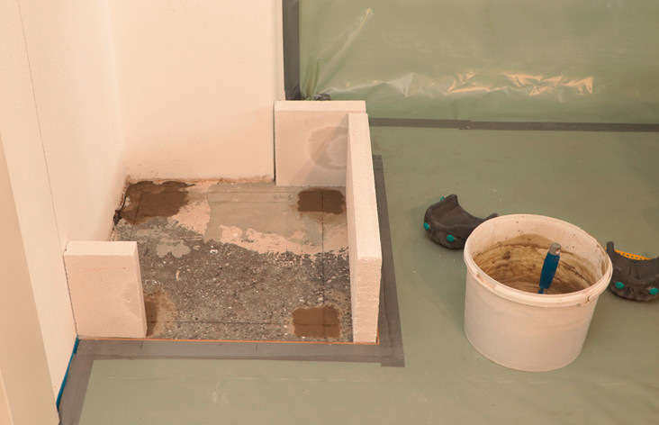 Jetzt kann´s losgehen: Der Ofenaufbau beginnt mit der Herstellung des Verbrennungsluft ansaugenden Ofensockels mittels Porenbetonsteinen,&nbsp;der exakt das Außenmaß des Speicherofens bildet.