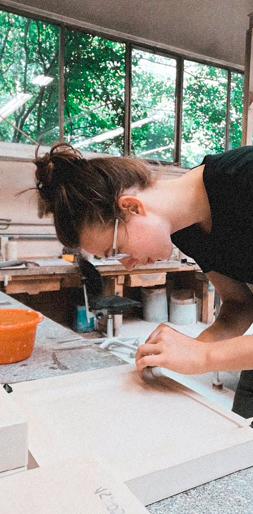 Helene Schütze bei der Herstellung einer Keramik-Gussform während ihrer Lehrzeit.