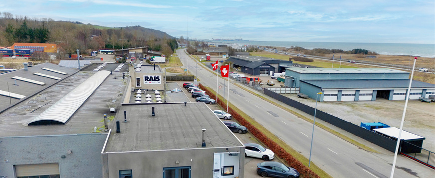 Fertigungsstandort mit Meerblick: Die Produktion bei Rais A/S war bis zur Übernahme durch Attika eng mit der Werftindustrie verknüpft. Und nicht nur die Flaggen passen gut zusammen.