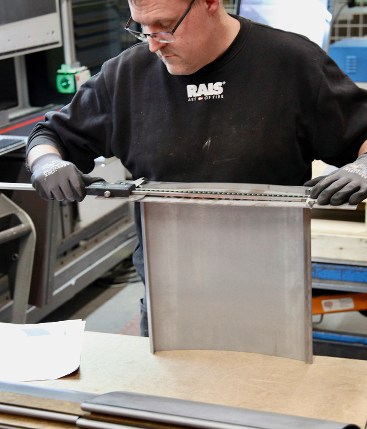 Auch bei Zwischenschritten erfolgt immer wieder eine Überprüfung der Maßhaltigkeit.