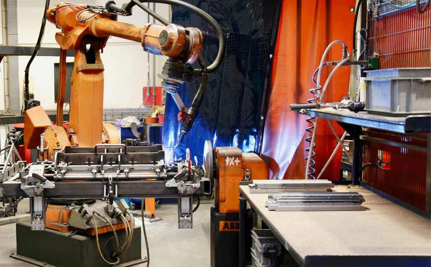 ￼ In der Produktion sorgen auch mehrere Schweißroboter für herausragende Qualität.