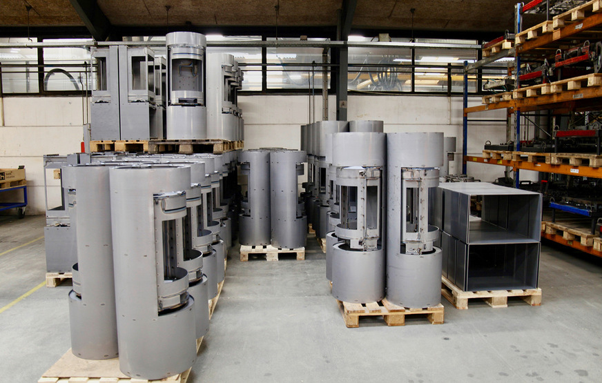 Die vormontierten Kaminöfen warten auf ihre Farbgebung.