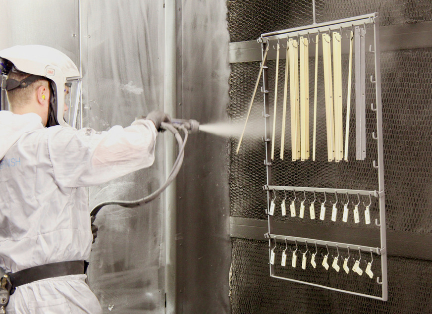 ￼ Die Lackierung der kugelgestrahlten Einzelteile ist Handarbeit.