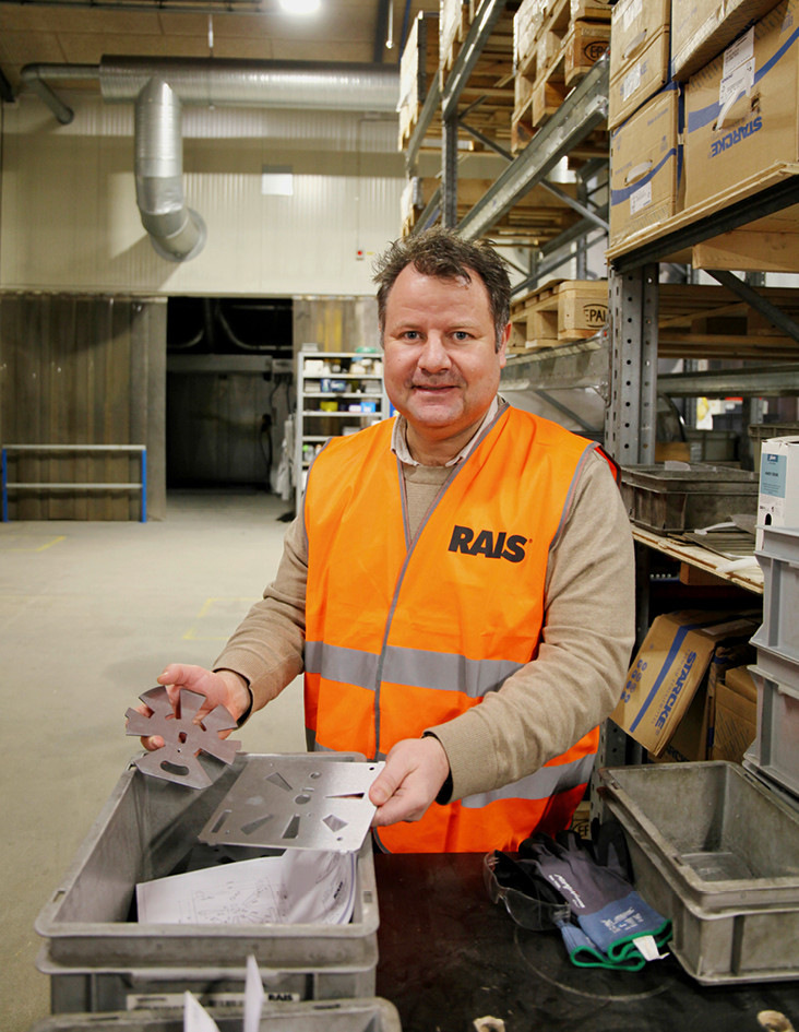 ￼ Fabrikleiter Anders Kajgaard zeigt die polierten und entgrateten Bleche der Luftregelung, die sich später „smooth“ bewegen lassen.