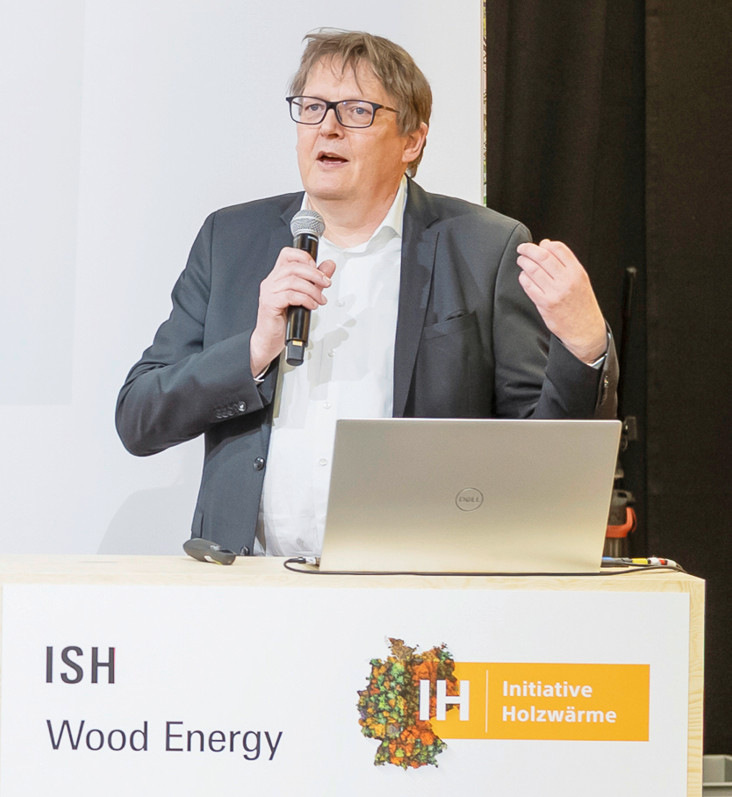 Frank A. Reinhardt; Designexperte von Far.Consulting und Mitglieder der Jury stellte die Gewinneröfen vor.