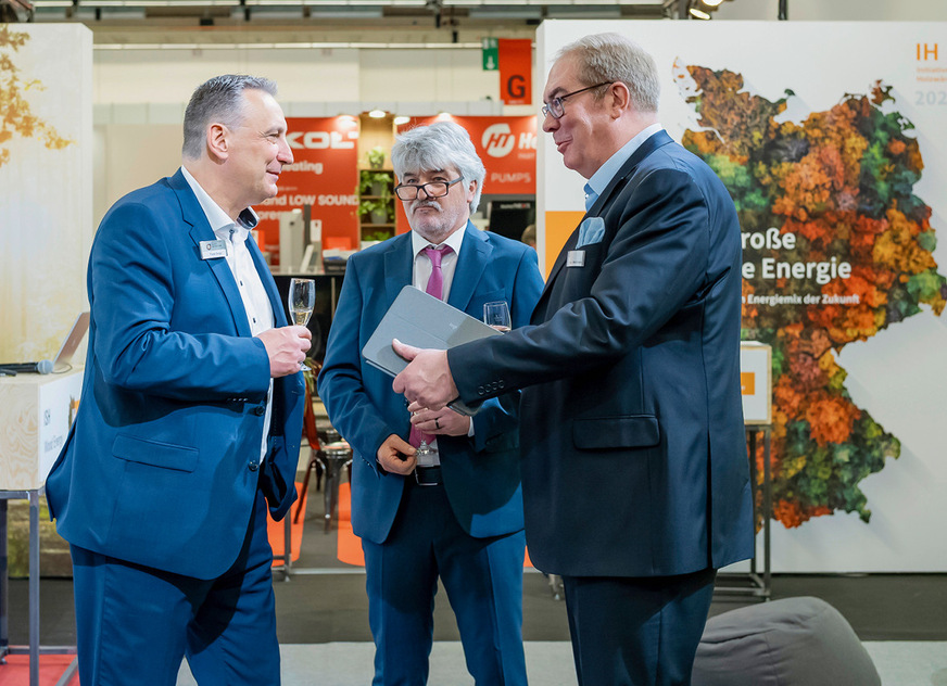 Frank Senger, Vizepräsident ZVSHK, Jens Wischmann, VDZ und Kurt Jeni, Jury-Vorsitzender beim gemeinsamen Anstossen auf eine gelungene Preisverleihung.