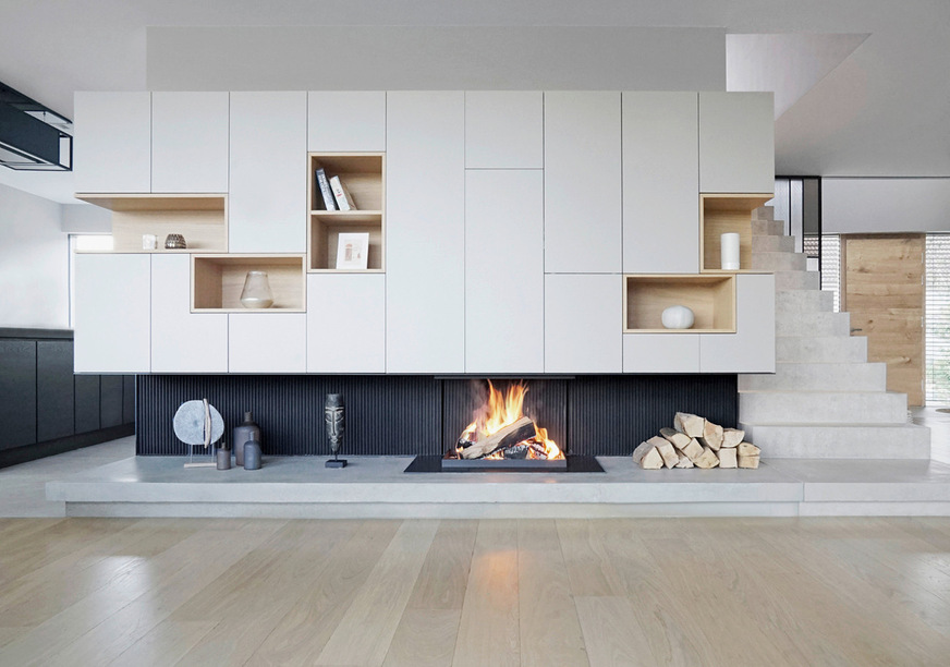 Ein Kunststück wider die Natur des Feuers: Wohnwand mit integrierter offener Feuerstelle. Tobias Weber
