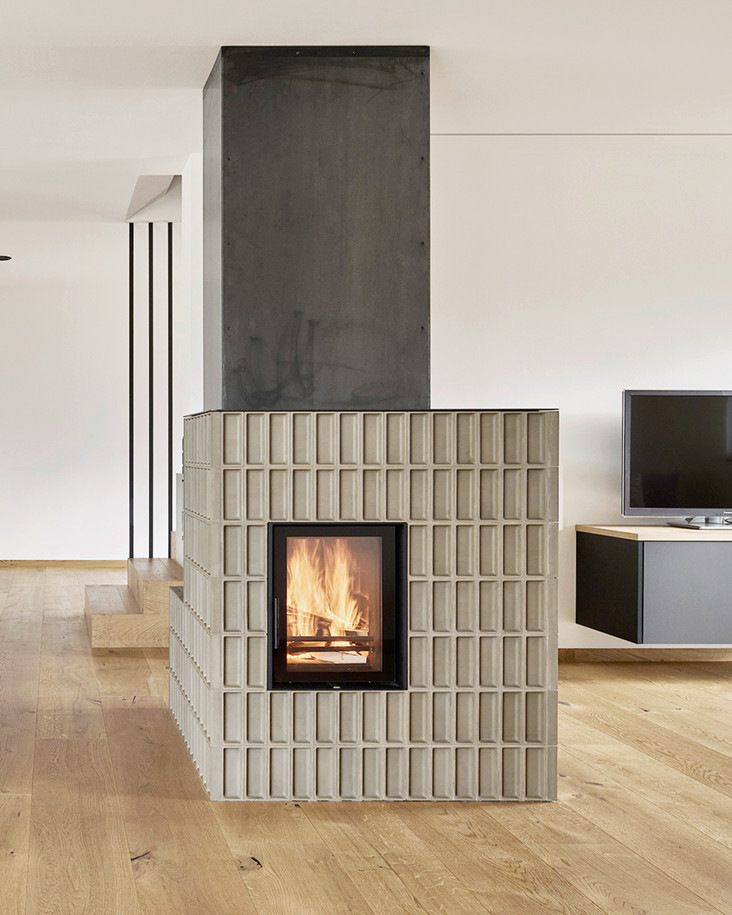 Zentrales Raumobjekt: Wärmequelle, Kochstelle und Möbelstück in einem. Andreas Pöhl