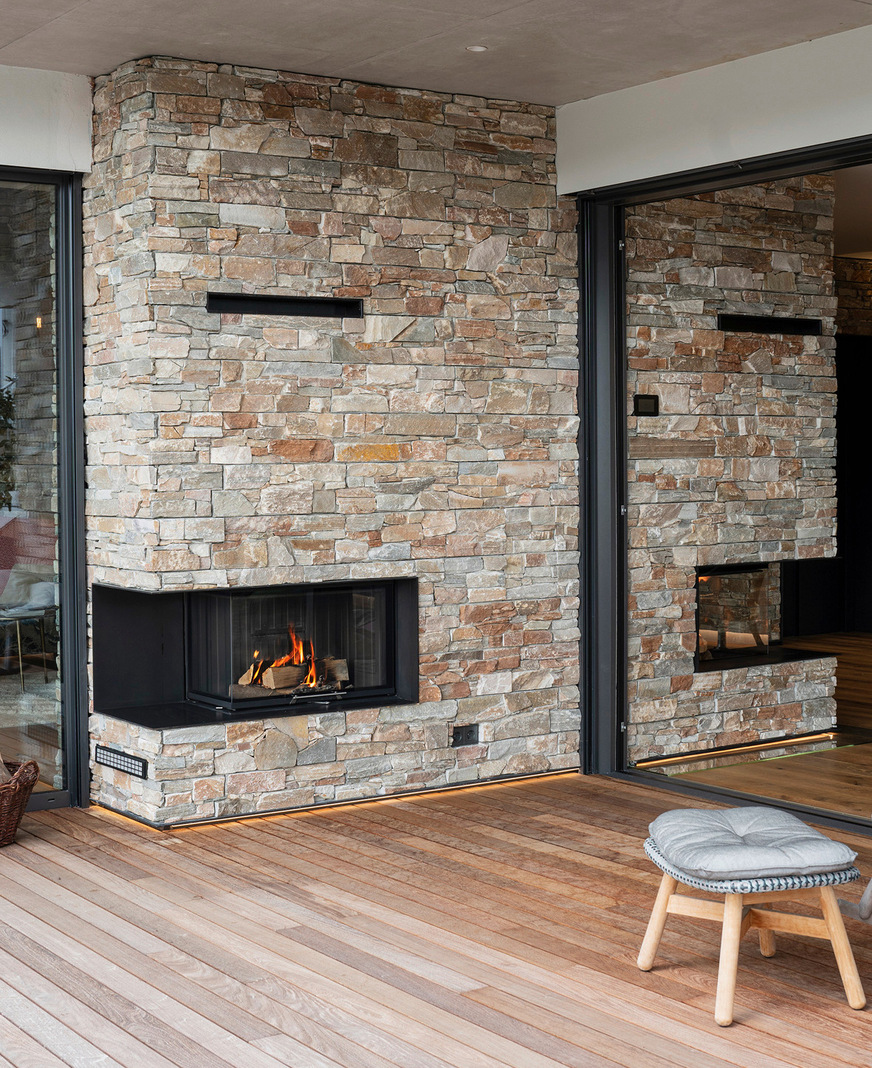 Hier sind die beiden Heizkamine auf einen Blick zu sehen. Sie setzen als wärmende Designobjekte architektonische Akzente.