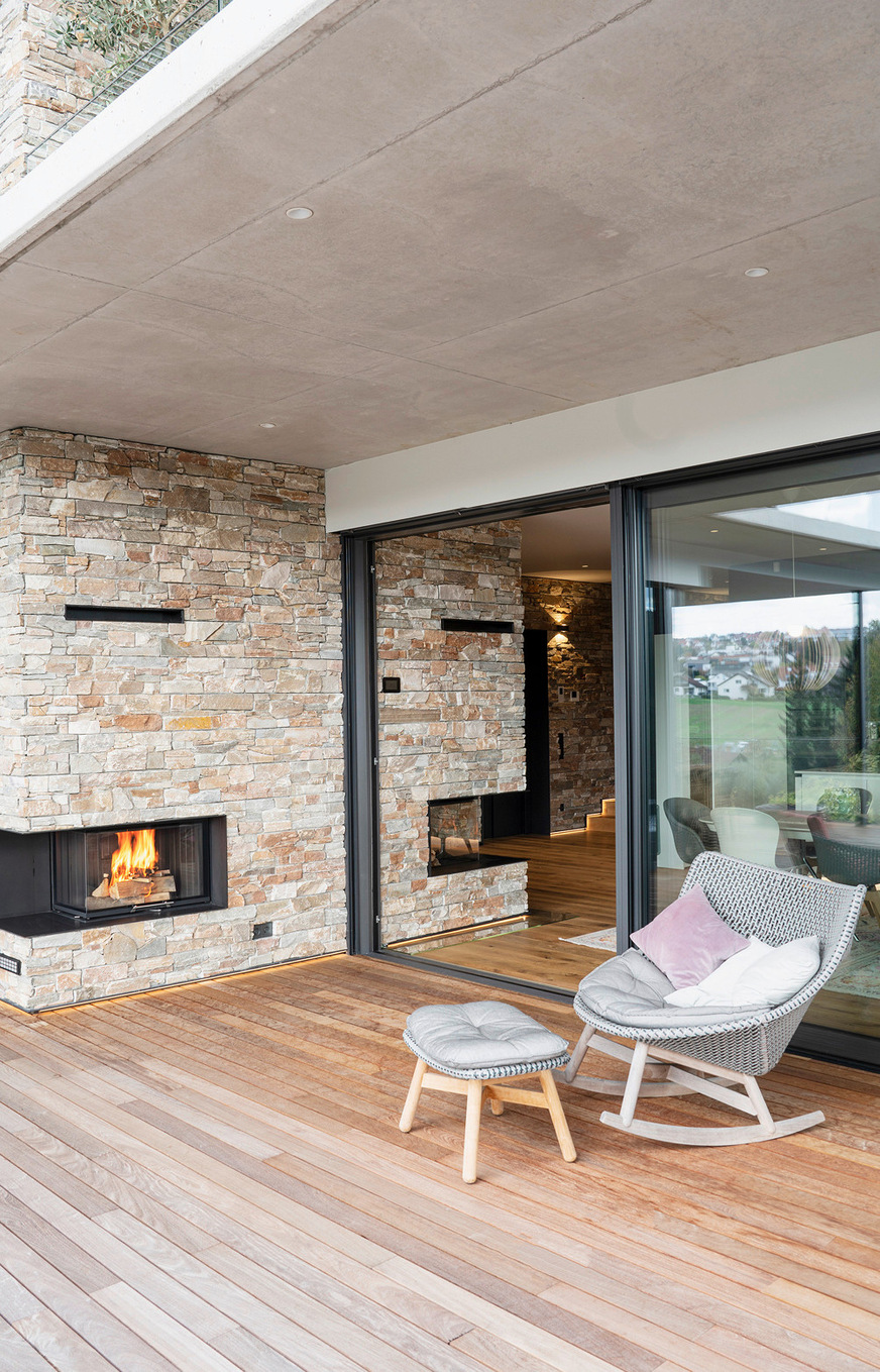 Mehr Lebensqualität geht kaum: einfach in den Schaukelstuhl setzen und gut geschützt auf den Pool oder das Kaminfeuer schauen.