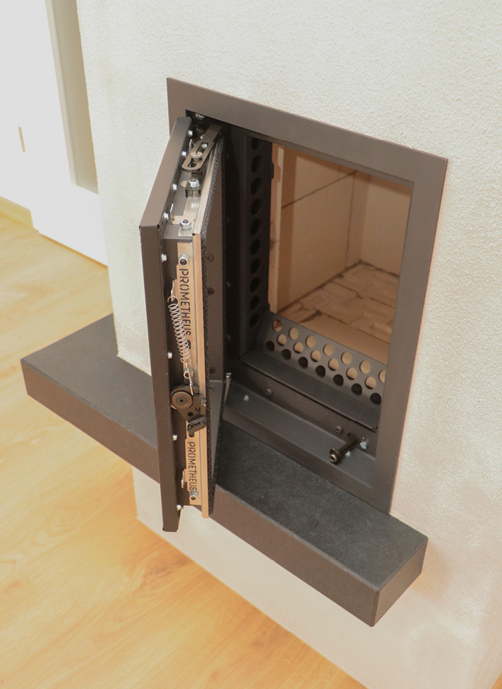 Modernste Verbrennungstechnik dank Hightech-Feuerraumtür: Die beidseitig im Türrahmen integrierten Luftkanäle transportieren die über den Sockel angesaugte Raumluft über die Scheibe in den Brennraum. Das sorgt für hervorragende Verbrennungswerte und ein sauberes Ofentürglas.