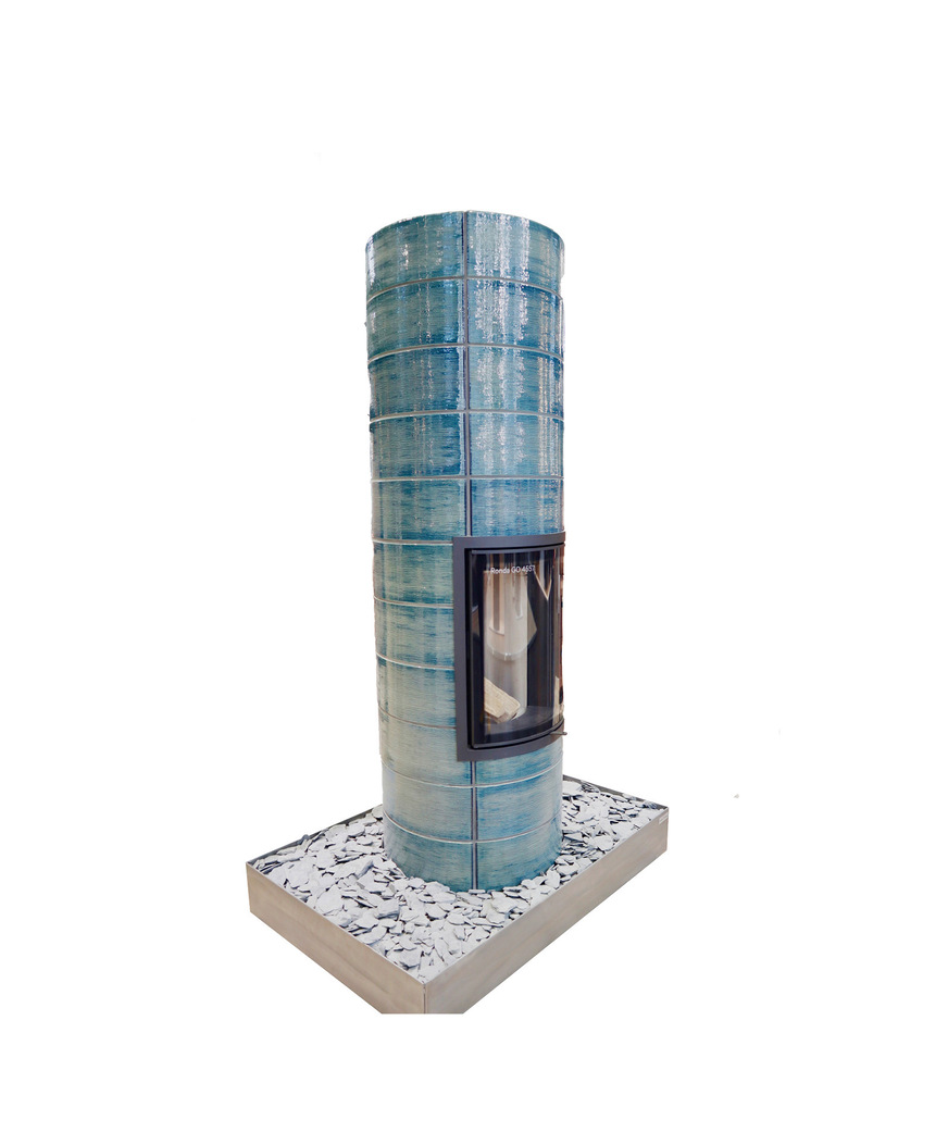 Aus einer Kooperation mit Seyffarth-Keramik ist jetzt ein Säulen-Kachelofen mit Grundofenfeuerraum „Ronda GO 4557“ erhältlich.