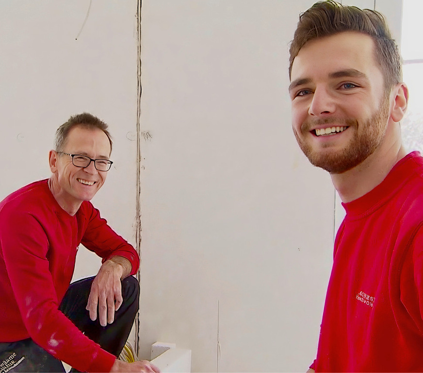 Vater und Sohn Schebesta bei der Arbeit.